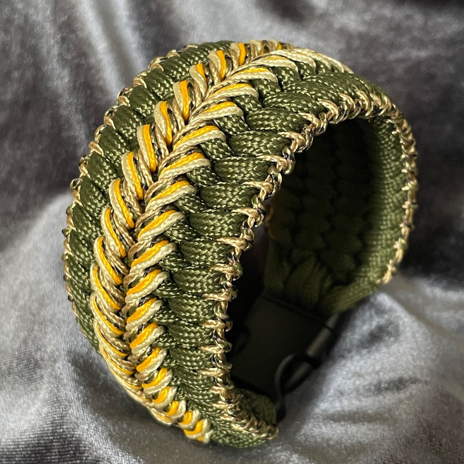 Paracord Bracelet Stitched army green wide